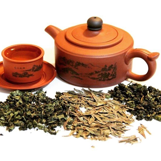Chinese tea leaves with a clay teapot and cup